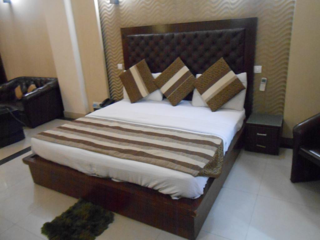 Fabhotel Happy Residency