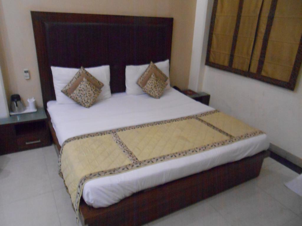 Fabhotel Happy Residency होटल 3*