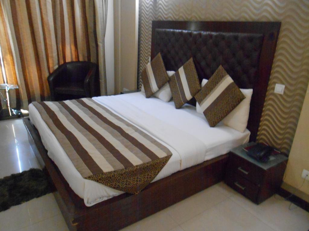 Fabhotel Happy Residency होटल