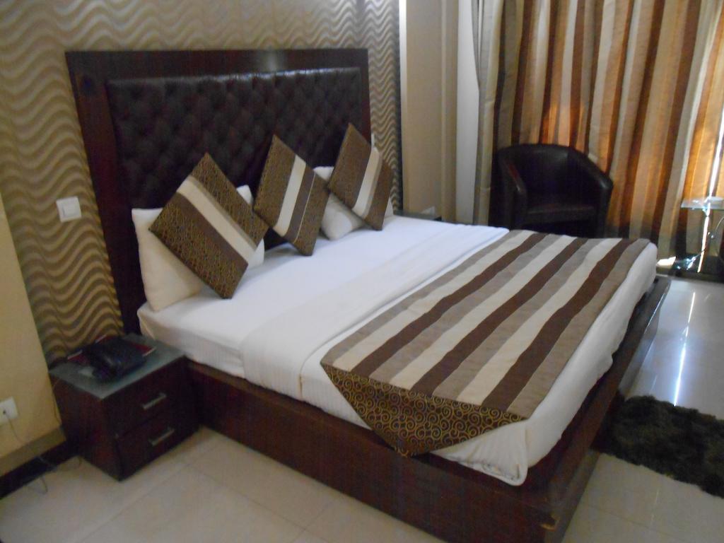 होटल Fabhotel Happy Residency 3*
