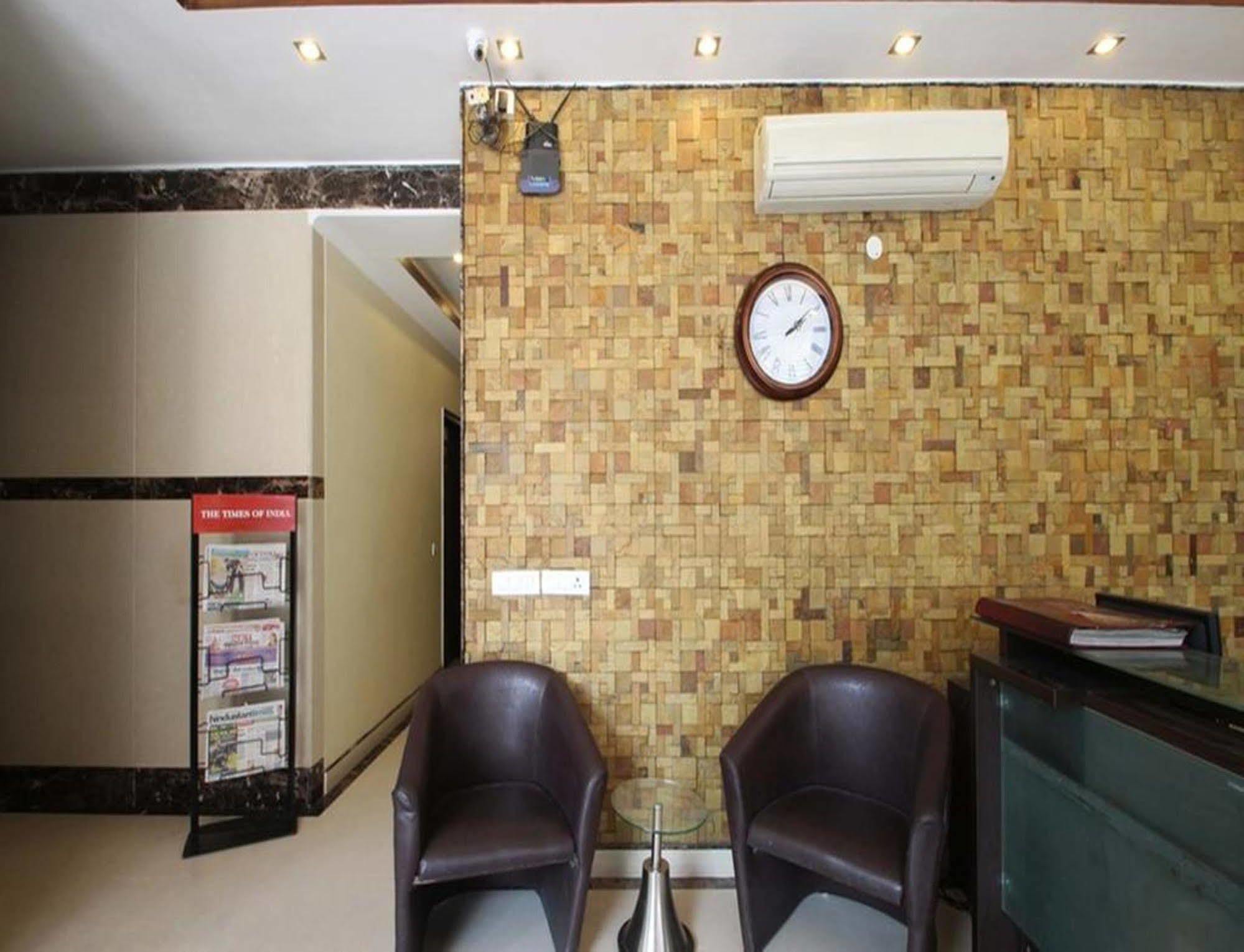 होटल Fabhotel Happy Residency
