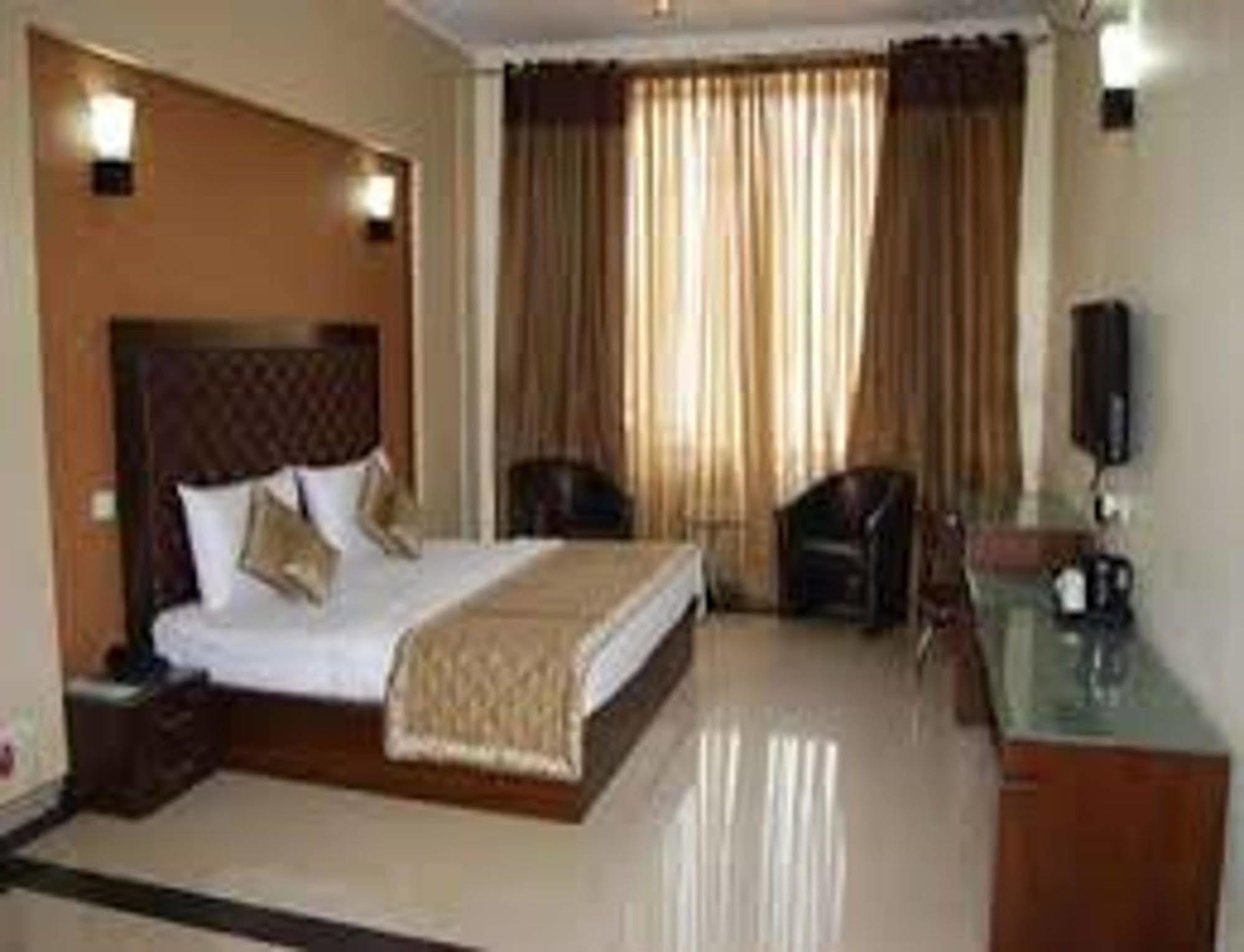 होटल Fabhotel Happy Residency