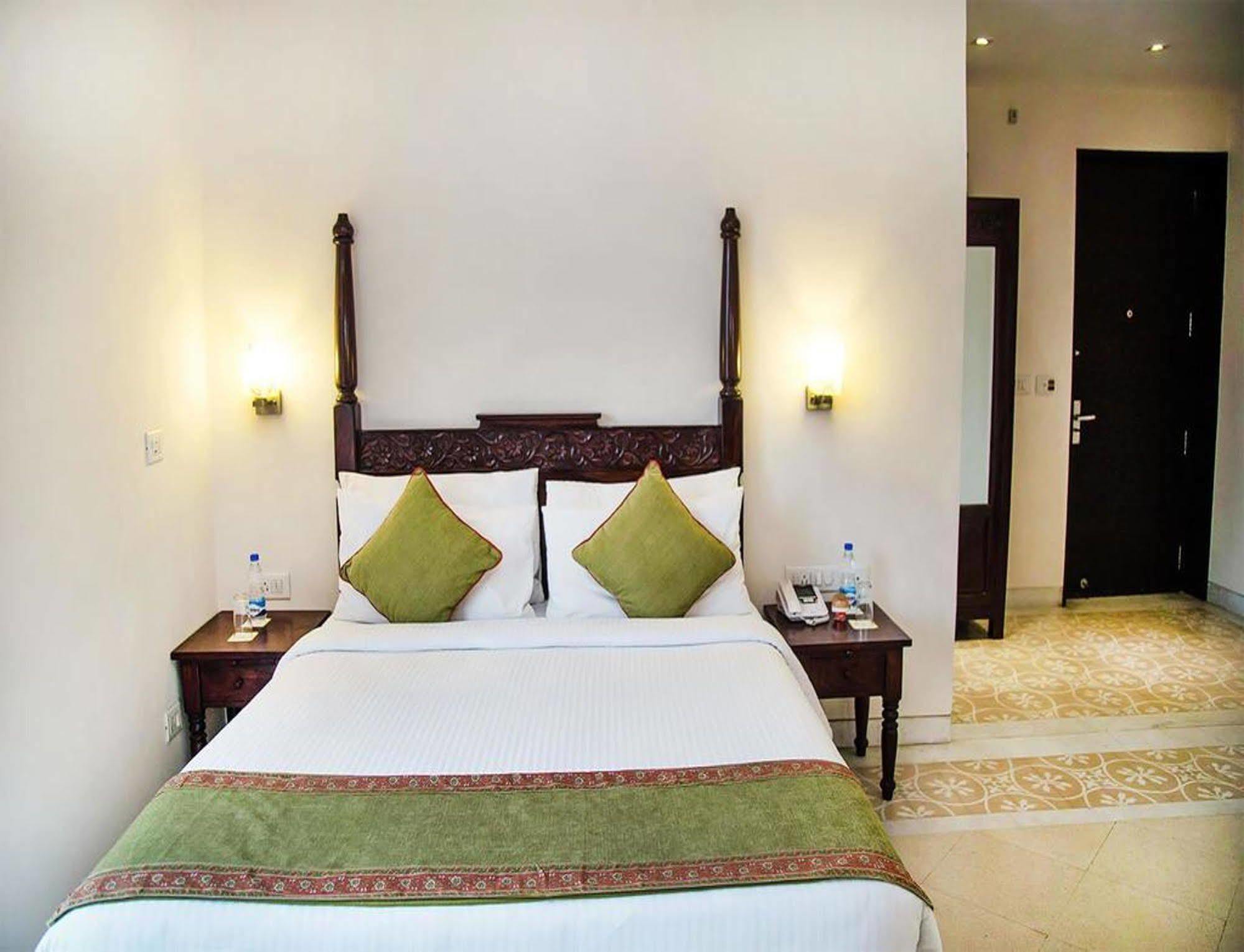 Fabhotel Happy Residency होटल 3*