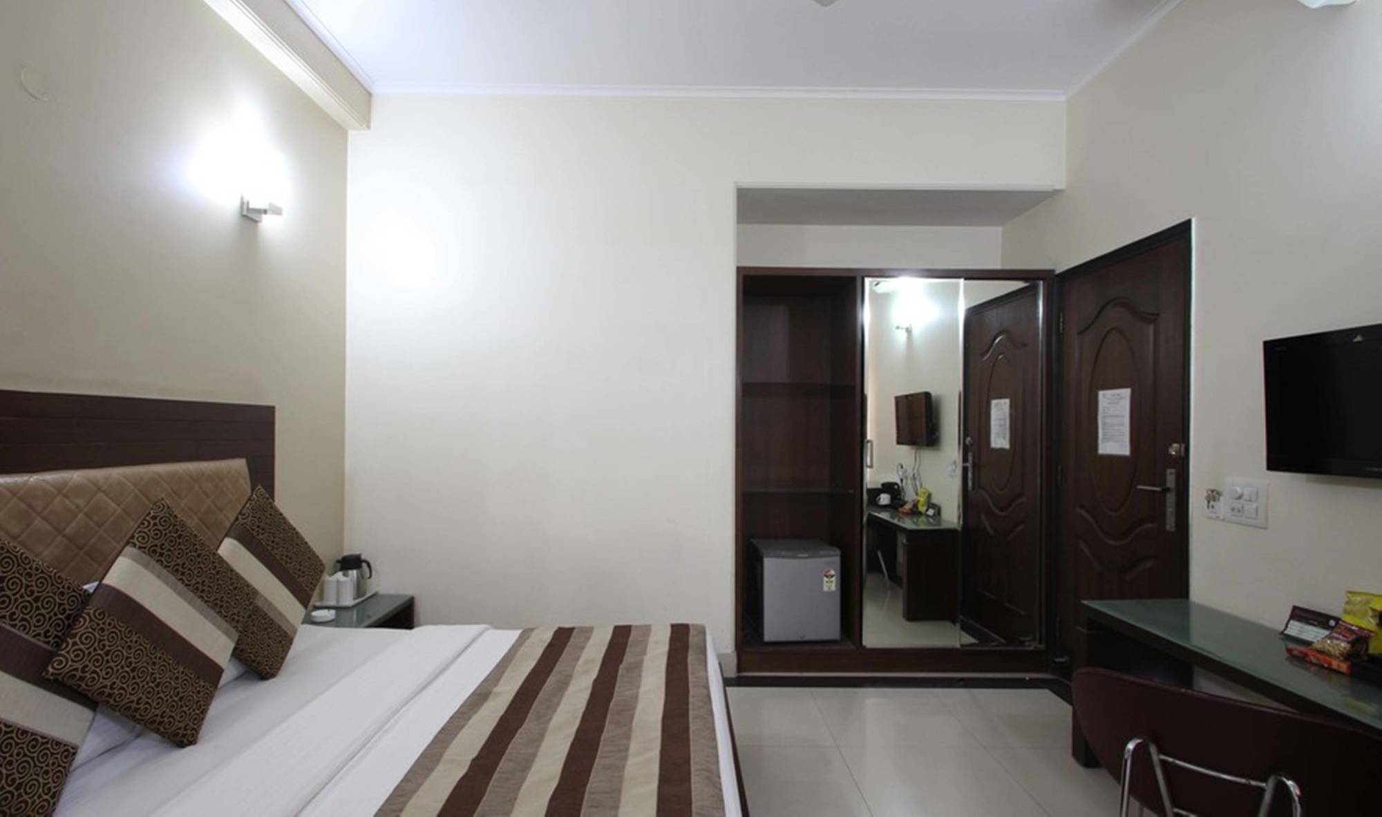 होटल Fabhotel Happy Residency 3*